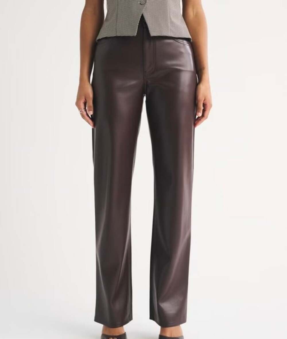 ABERCROMBIE The 90s Relaxed High Rise Vegan Leather Pants Curve Love Brown 26